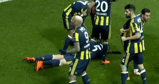 Beşiktaşlı Taraftarlar, Gol Sevinci Sırasında Mehmet Topal'a Yabancı Madde Attı