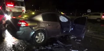 Hafif Ticari Araçla Otomobil Çarpıştı: 4 Yaralı