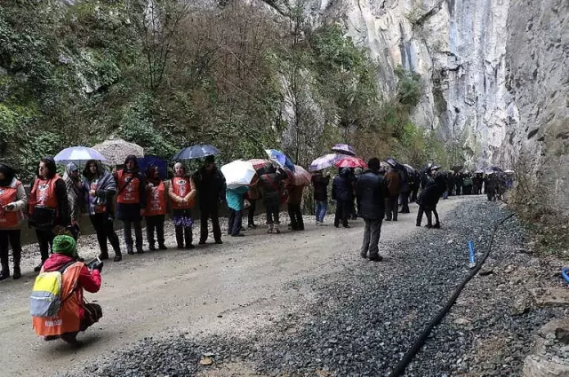 Yağmur Altında Hes'e Karşı İnsan Zinciri Oluşturdular