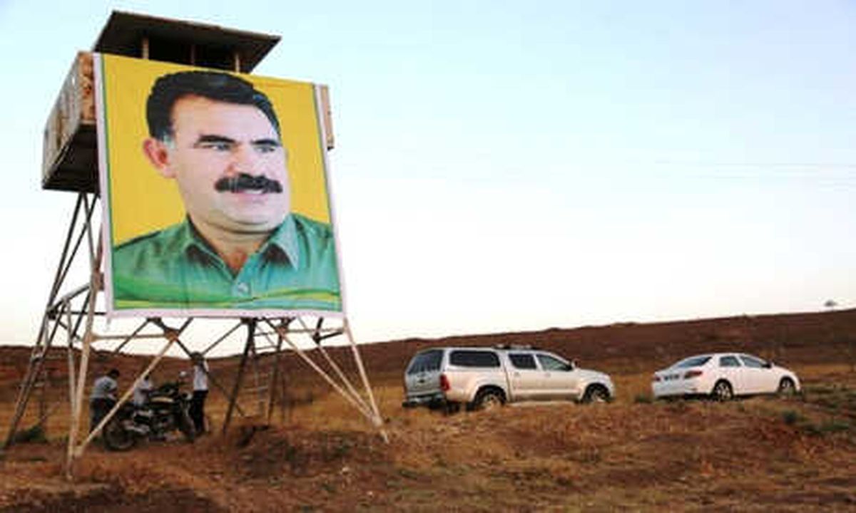 Kaçan YPG'liler, Terörist Başı Apo'nun Posterlerine Bomba Tuzakları Kuruyor