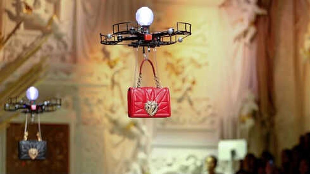 Dolce & Gabbana, Çantalarını Mankenlerle Değil, Drone'lerle Tanıttı