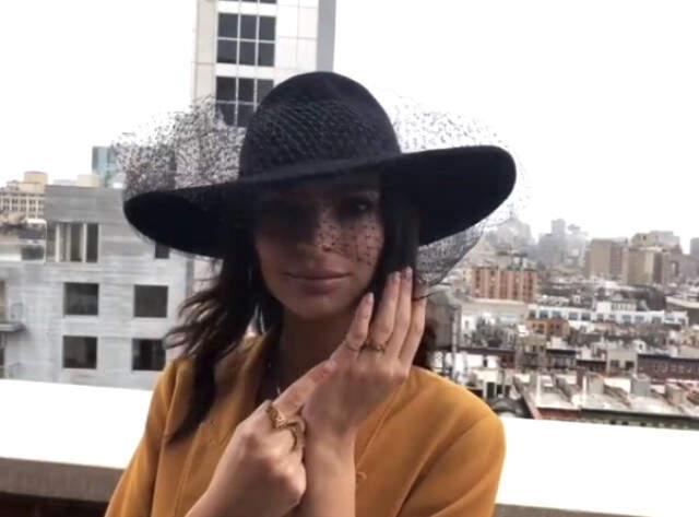 Cesur Pozlarıyla Olay Yaratan Manken Emily Ratajkowski Evlendi