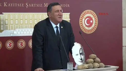 CHP'li Gürer, Patatesin Önemini Cem Yılmaz'ın Filmiyle Anlattı CHP'li Gürer, Patatesin Önemini Cem Yılmaz'ın Filmiyle Anlattı