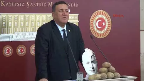 CHP'li Gürer, Patatesin Önemini Cem Yılmaz'ın Filmiyle Anlattı CHP'li Gürer, Patatesin Önemini Cem Yılmaz'ın Filmiyle Anlattı