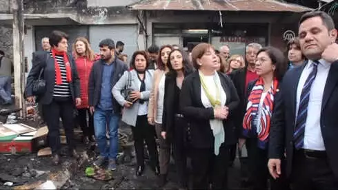 CHP'li Kadın Milletvekilleri Yangında Zarar Gören Esnafı Ziyaret Etti CHP'li Kadın Milletvekilleri Yangında Zarar Gören Esnafı Ziyaret Etti