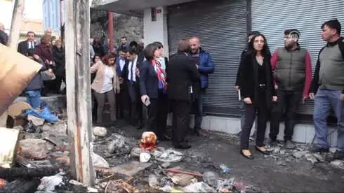 CHP'li Kadın Milletvekilleri Yangında Zarar Gören Esnafı Ziyaret Etti CHP'li Kadın Milletvekilleri Yangında Zarar Gören Esnafı Ziyaret Etti