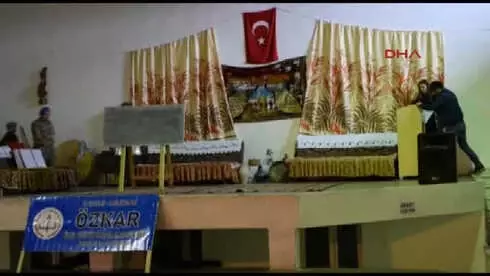 Kayseri Asker Kıyafetli Engelli Öğrencilerden Mehmetçiğe Moral Ziyareti Kayseri Asker Kıyafetli Engelli Öğrencilerden Mehmetçiğe Moral Ziyareti