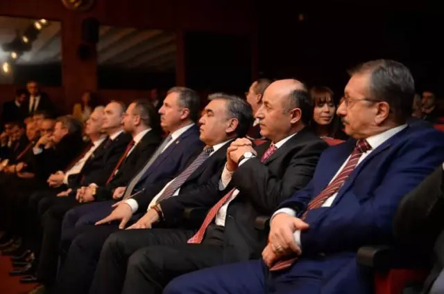 Vali Azizoğlu Ödülünü Aldı Vali Azizoğlu Ödülünü Aldı