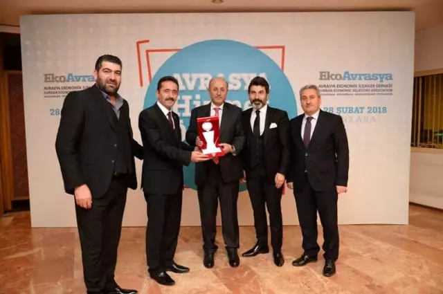 Vali Azizoğlu Ödülünü Aldı Vali Azizoğlu Ödülünü Aldı