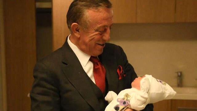 Ağaoğlu, Dede Olduğu Haberini Alır Almaz Hastaneye Koştu! İşte Torunun İlk Görüntüleri