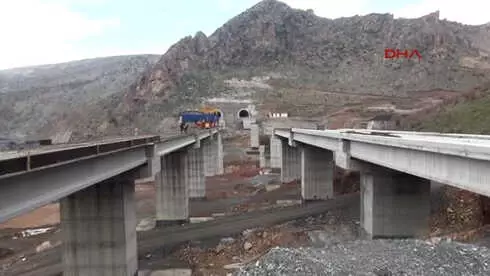 Şırnak'ta 21 Yıldır Devam Eden Yol Yapımında Sona Yaklaşıldı Şırnak'ta 21 Yıldır Devam Eden Yol Yapımında Sona Yaklaşıldı