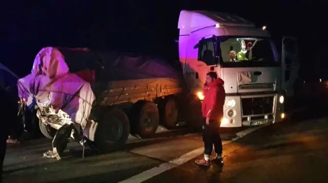 Tem'de 2 Tır Çarpıştı, 4 Kişi Yaralandı Tem'de 2 Tır Çarpıştı, 4 Kişi Yaralandı
