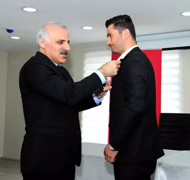Vali Zorluoğlu, Muradiyeli Gaziye Rozet Taktı