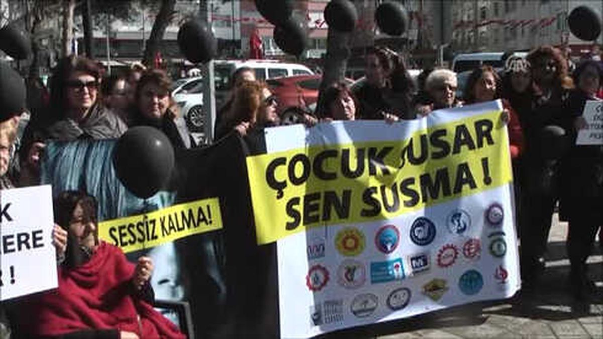 Çocuk İstismarına Siyah Balonlu Protesto