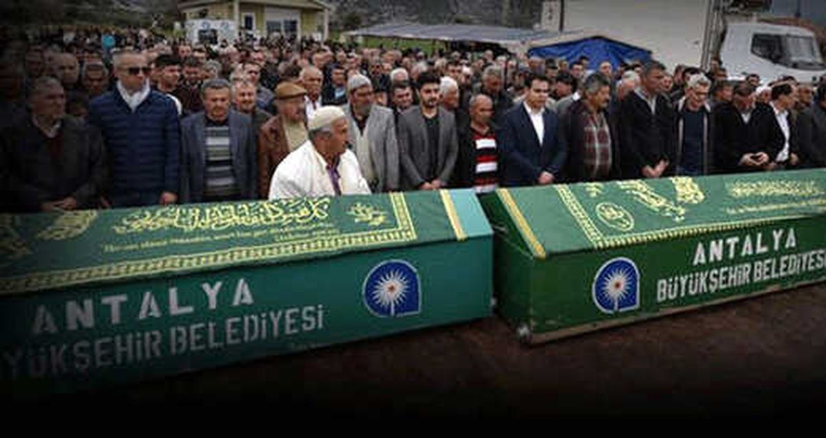 Babasının Acısına Dayanamayıp 2 Saat Sonra Ölmüştü, Yan Yana Defnedildiler