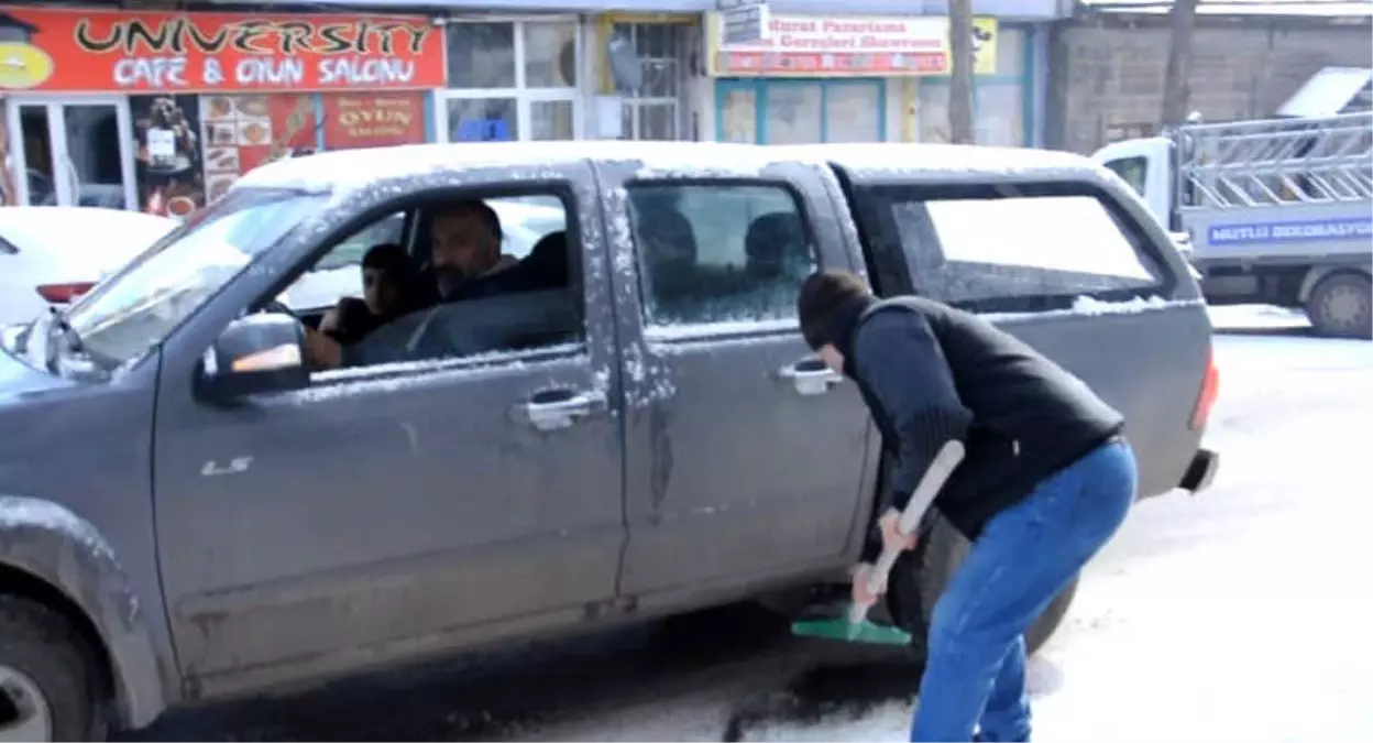 Kars'ta Yollar Buz Pistine Döndü