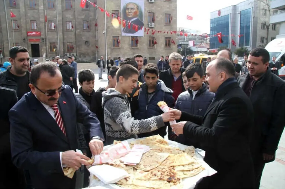 Validen Vatandaşa Gözleme İkramı