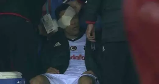 Beşiktaş'ta Adriano Oyunda Devam Edemedi