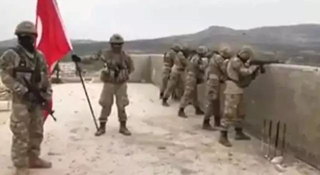 Mehmetçik, Raco'nun Tepesine Bayrağı Dikti Mehmetçik, Raco'nun Tepesine Bayrağı Dikti