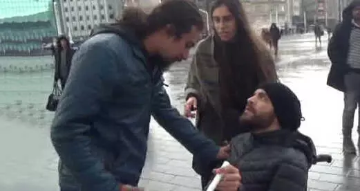 Herkes Arkasını Dönüp Gitti, Engelli Genç, Kadına Şiddete, Akülü Arabasıyla Direndi Herkes Arkasını Dönüp Gitti, Engelli Genç, Kadına Şiddete, Akülü Arabasıyla Direndi