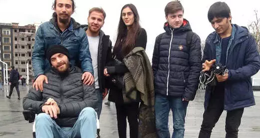 Herkes Arkasını Dönüp Gitti, Engelli Genç, Kadına Şiddete, Akülü Arabasıyla Direndi Herkes Arkasını Dönüp Gitti, Engelli Genç, Kadına Şiddete, Akülü Arabasıyla Direndi