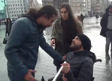 Herkes Arkasını Dönüp Gitti, Engelli Genç, Kadına Şiddete, Akülü Arabasıyla Direndi Herkes Arkasını Dönüp Gitti, Engelli Genç, Kadına Şiddete, Akülü Arabasıyla Direndi