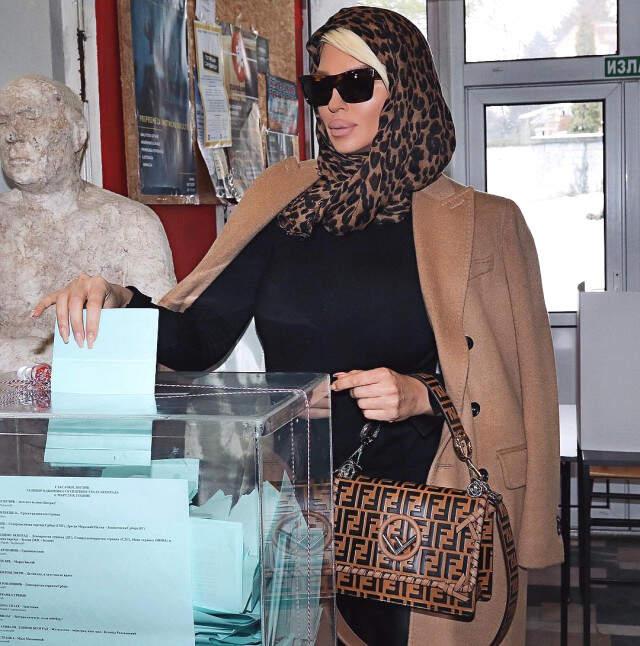 Tosic'in Eşi Jelena Karleusa, Oy Kullanmaya Giderken Başını Örttü