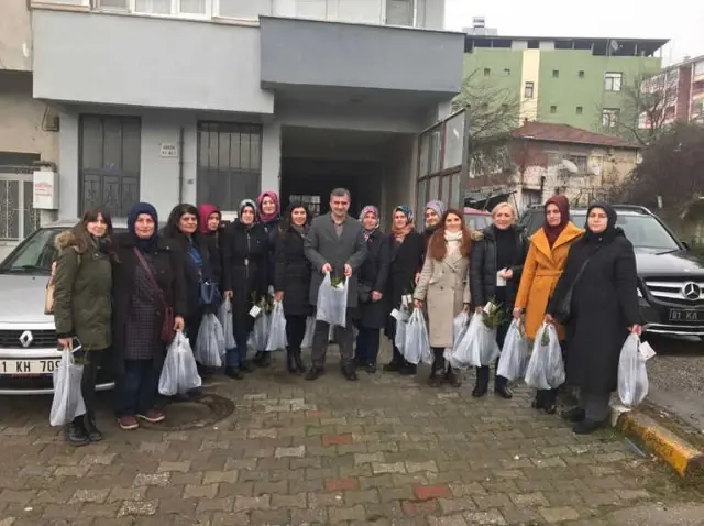 Başkan Yemenici 8 Mart Kadınlar Günü Nedeniyle Fidan Dağıttı Başkan Yemenici 8 Mart Kadınlar Günü Nedeniyle Fidan Dağıttı