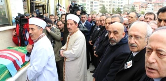 CHP'nin Meclis Grup Toplantısı'nı İptal Etti, Trabzon'a Cenazeye Geldi