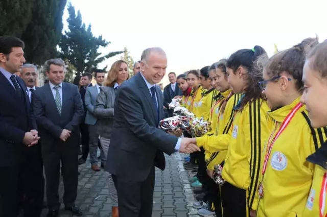 Vali Ceylan'dan Marmaraereğlisi Belediyespor Bayan Basketbol Takımına Tebrik Vali Ceylan'dan Marmaraereğlisi Belediyespor Bayan Basketbol Takımına Tebrik