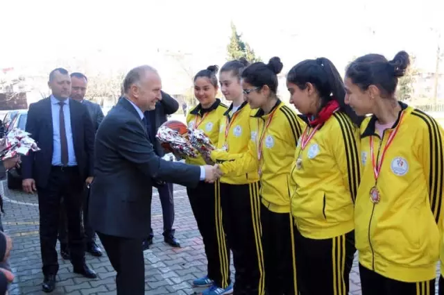 Vali Ceylan'dan Marmaraereğlisi Belediyespor Bayan Basketbol Takımına Tebrik Vali Ceylan'dan Marmaraereğlisi Belediyespor Bayan Basketbol Takımına Tebrik