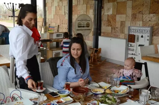 Restauranta Girenler Çalışanların Halini Görünce Şaşırdı Kaldı Restauranta Girenler Çalışanların Halini Görünce Şaşırdı Kaldı