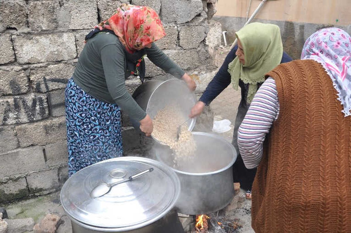 Reyhanlı'da Mahalle Sakinlerinden Mehmetçik'e Ev Yemeği