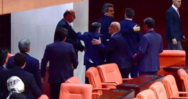 Meclis'te AK Parti ve HDP'li Milletvekilleri Arasında Afrin Kavgası: 3 Vekil Yaralandı Meclis'te AK Parti ve HDP'li Milletvekilleri Arasında Afrin Kavgası: 3 Vekil Yaralandı