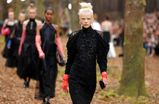 Moda Devi Chanel, Defile için 150 Yıllık Ağaçları Katıca Yansıların Odağına Oturdu