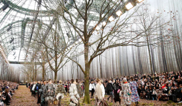 Moda Devi Chanel, Defile için 150 Yıllık Ağaçları Katıca Yansıların Odağına Oturdu
