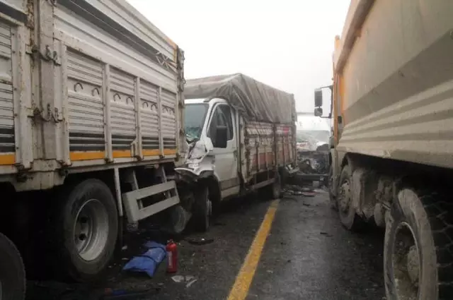 Kastamonu'da Sisten Göz Gözü Görmedi Zincirleme Kazada 12 Kişi Yaralandı Kastamonu'da Sisten Göz Gözü Görmedi Zincirleme Kazada 12 Kişi Yaralandı