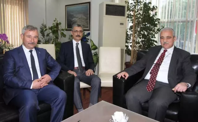 Vali Güvençer Saruhanlı'yı, Başkan Yaralı'dan Dinledi Vali Güvençer Saruhanlı'yı, Başkan Yaralı'dan Dinledi