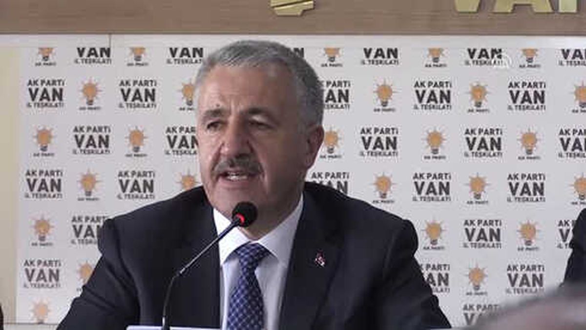 Bakan Arslan: 'Hainlerin Ördükleri Çorapları Başlarına Geçireceğiz'