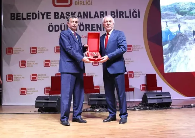 Başkan Kamil Saraçoğlu'na Ödül Başkan Kamil Saraçoğlu'na Ödül