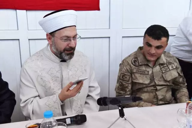 Diyanet İşleri Başkanı, Hakkari'de JÖH Tabur Komutanlığında Askerlere Namaz Kıldırdı Diyanet İşleri Başkanı, Hakkari'de JÖH Tabur Komutanlığında Askerlere Namaz Kıldırdı