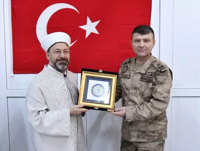 Diyanet İşleri Başkanı, Hakkari'de JÖH Tabur Komutanlığında Askerlere Namaz Kıldırdı Diyanet İşleri Başkanı, Hakkari'de JÖH Tabur Komutanlığında Askerlere Namaz Kıldırdı