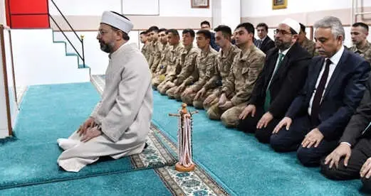 Diyanet İşleri Başkanı, Hakkari'de JÖH Tabur Komutanlığında Askerlere Namaz Kıldırdı Diyanet İşleri Başkanı, Hakkari'de JÖH Tabur Komutanlığında Askerlere Namaz Kıldırdı