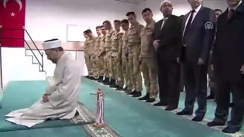 Diyanet İşleri Başkanı Erbaş, Hakkari'de Mehmetçik'i Ziyaret Etti (1) Diyanet İşleri Başkanı Erbaş, Hakkari'de Mehmetçik'i Ziyaret Etti (1)