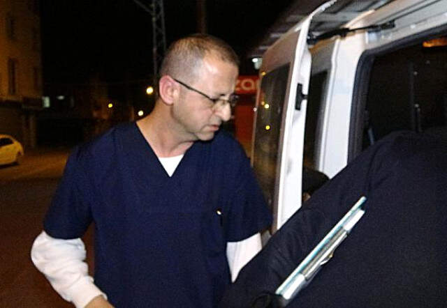 Doktoru Dövüp, Zorla Ambulanstaki Hasta Annesine Refakat Ettirdi