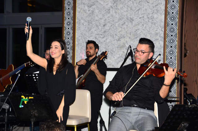 Kayahan'ın Eşi İpek Açar, Nişanlandığı Müzisyen Sevgilisinden Ayrıldı