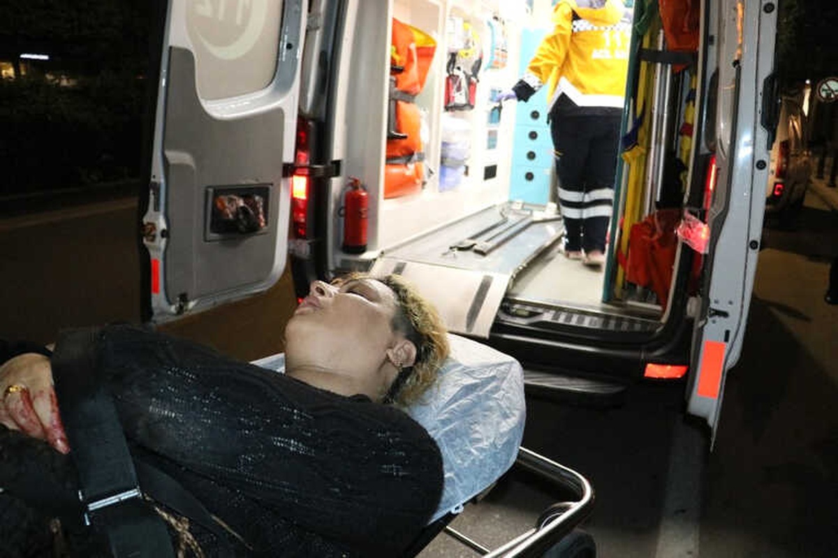 Adanada Sokak Ortasında Yürüyen Travesti Bıçaklandı - Haberler