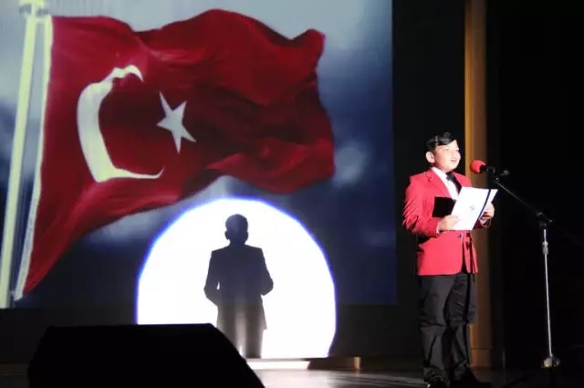 İstiklal Marşı'nın Son İki Mısrasını Bütün Salon Ayağa Kalkıp Okudu