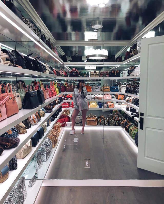 Kylie Jenner, 1 Milyon Dolarlık Çanta Koleksiyonunu Paylaştı