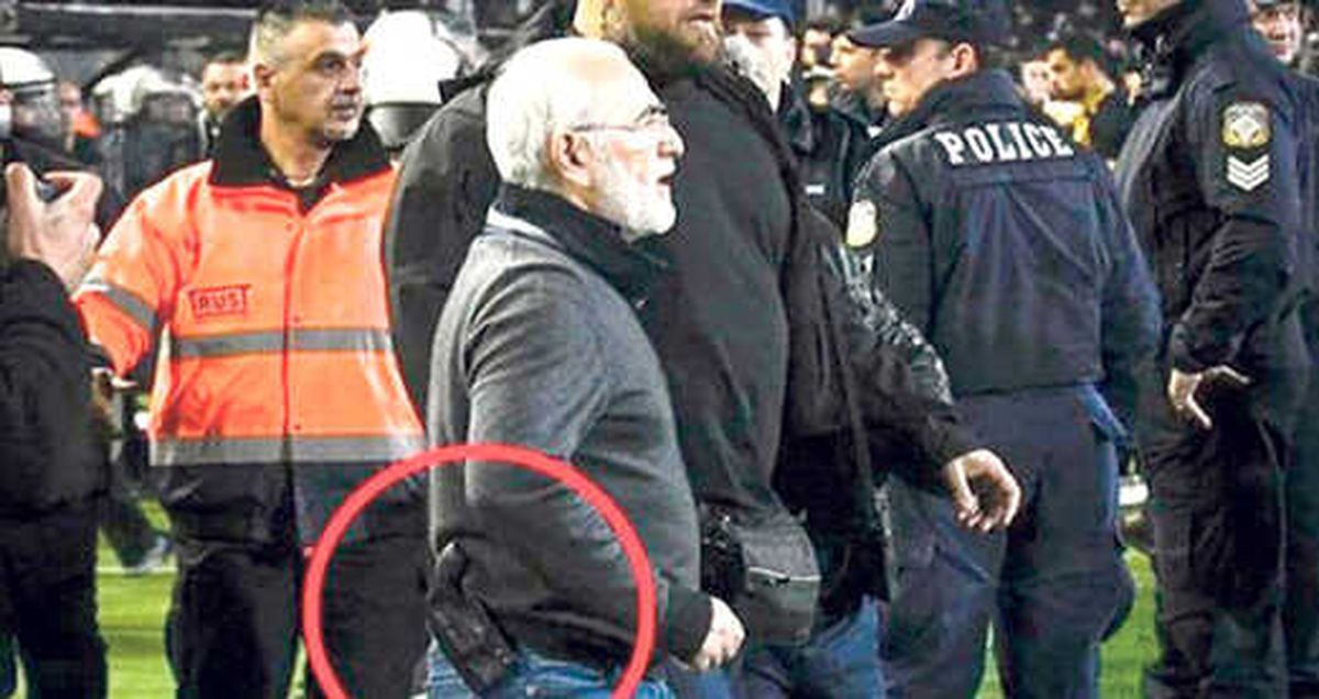 Yunanistan'da PAOK Başkanı, Belinde Silahla Sahaya Girdi